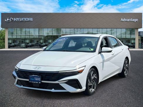 Certified 2025 Hyundai Elantra SEL FWD image 2