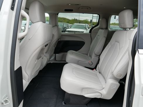 Used 2021 Chrysler Pacifica Touring-L w/ Premium & Safety Sphere Group FWD image 16