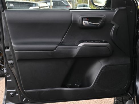 Used 2022 Toyota Tacoma TRD Sport w/ Technology Package image 27