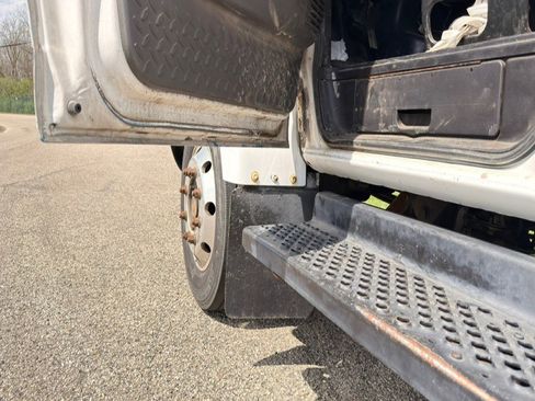 Used 2009 GMC TopKick C4500 2WD Regular Cab image 19