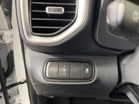 Certified 2025 Hyundai Venue SEL FWD image 31