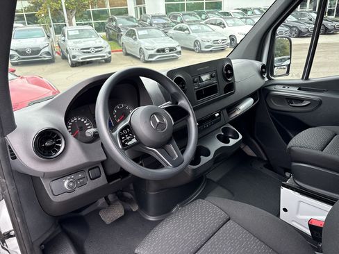 Used 2023 Mercedes-Benz Sprinter 2500 image 4