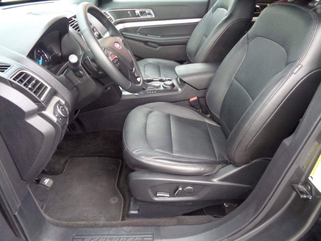 Used 2017 Ford Explorer XLT w/ Equipment Group 202A AWD/4WD image 21
