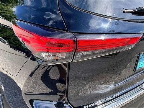 Used 2020 Toyota Highlander XLE AWD/4WD image 32