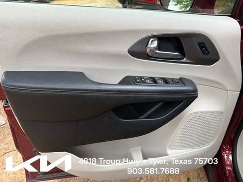 Used 2020 Chrysler Pacifica Touring-L Plus w/ Tire & Wheel Group FWD image 14