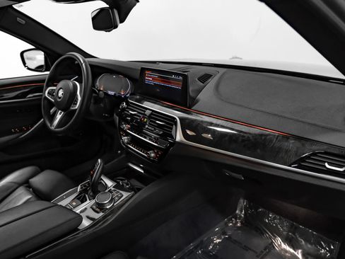 Used 2020 BMW 530i xDrive w/ M Sport Package AWD/4WD image 9
