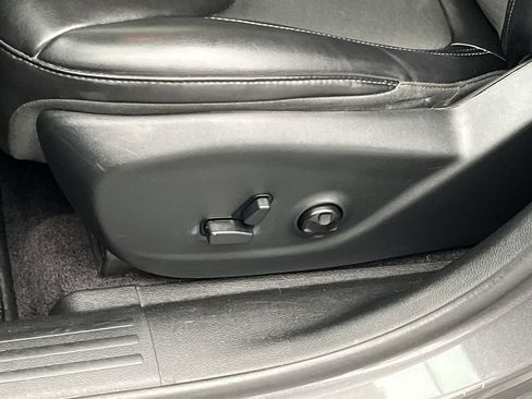 Used 2019 Jeep Cherokee Latitude Plus w/ Cold Weather Group image 10