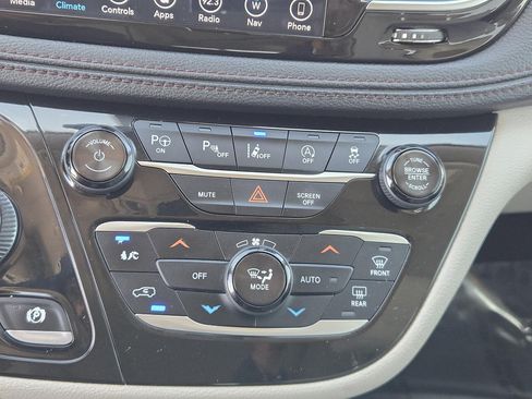 Used 2018 Chrysler Pacifica Limited w/ Tire & Wheel Group FWD image 15