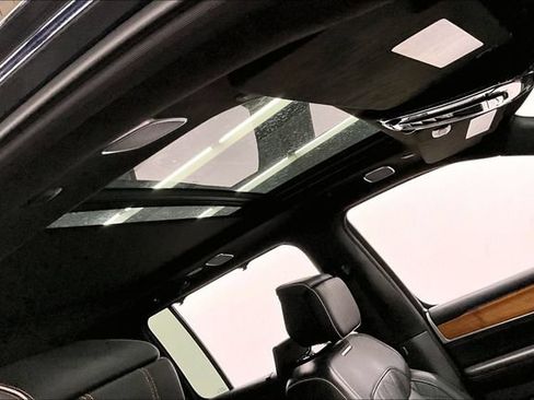 Used 2025 Jeep Grand Wagoneer L Series III w/ Rear-Seat Entertainment Group AWD/4WD image 19