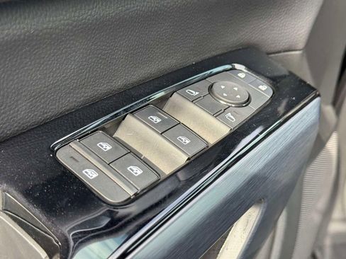Used 2025 Nissan Pathfinder SL AWD/4WD image 16