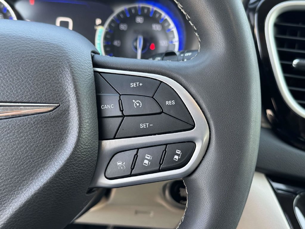 Used 2024 Chrysler Pacifica Touring-L FWD image 23