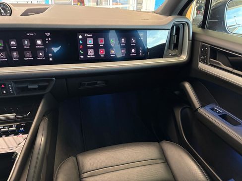 Used 2024 Porsche Cayenne Coupe image 19