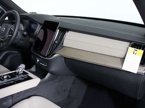 New 2026 Volvo XC90 B6 Plus w/ Protection Package Premier image 9