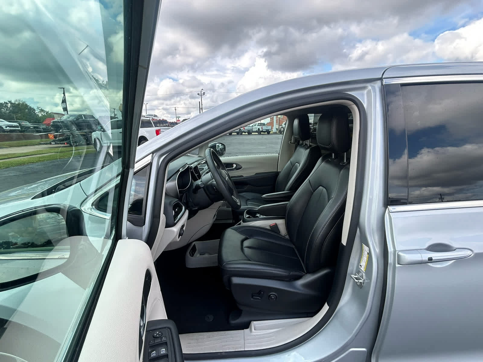 Used 2024 Chrysler Pacifica Touring-L FWD image 21