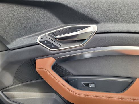 Used 2024 Audi Q8 e-tron Premium Plus image 17