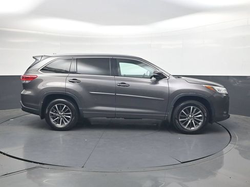 Used 2017 Toyota Highlander XLE AWD/4WD image 3