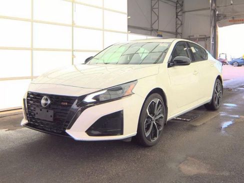 Used 2023 Nissan Altima 2.5 SR w/ SR Premium Package AWD/4WD image 2