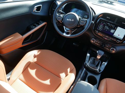 Certified 2025 Kia Soul EX image 9