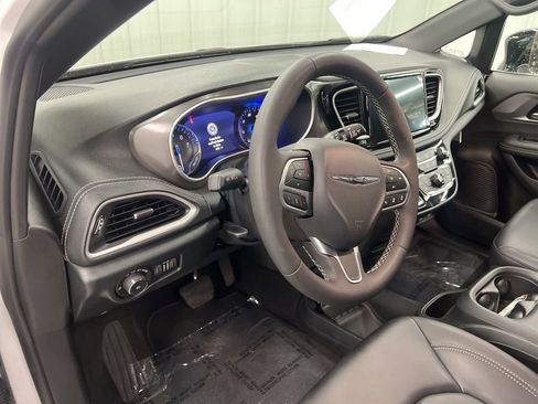 Used 2025 Chrysler Pacifica Select image 16