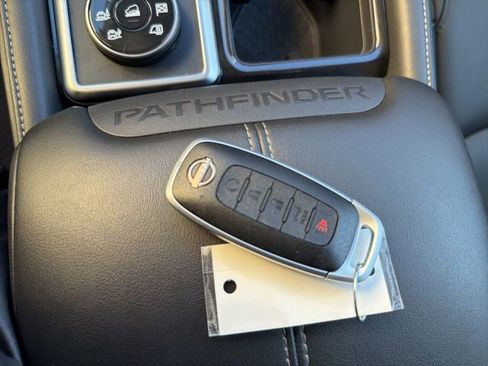 Used 2025 Nissan Pathfinder SL image 24