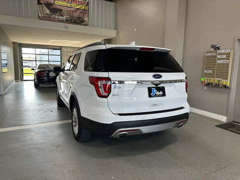 Used 2017 Ford Explorer XLT w/ Equipment Group 202A image 7