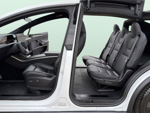 Used 2023 Tesla Model X image 2