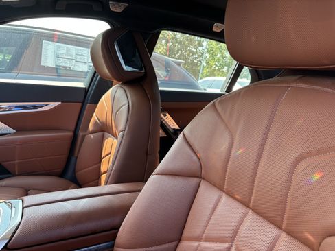 Certified 2023 BMW 760i xDrive w/ Luxury Rear Seating Package AWD/4WD image 17
