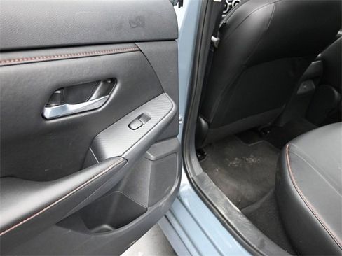 Used 2025 Nissan Sentra SR w/ SR Premium Package image 18