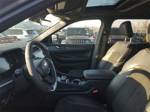 New 2025 Jeep Grand Cherokee L Altitude image 19