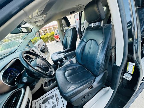 Used 2019 Chrysler Pacifica Touring-L FWD image 20