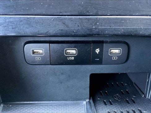 Used 2024 Kia Carnival EX FWD image 33