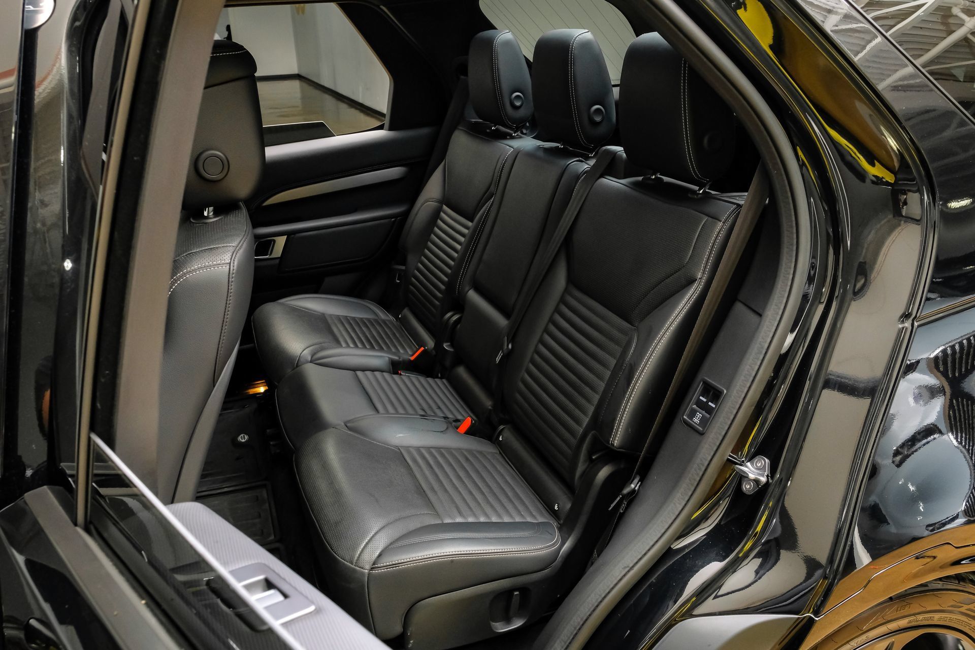 Used 2023 Land Rover Discovery S R-Dynamic AWD/4WD image 43