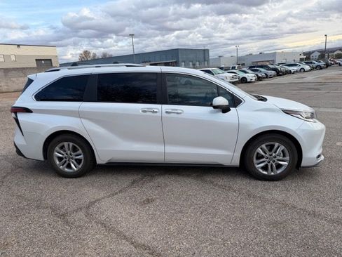 Used 2023 Toyota Sienna Limited image 2