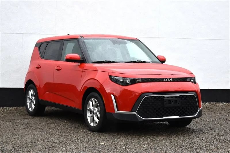 Used 2023 Kia Soul S FWD image 1