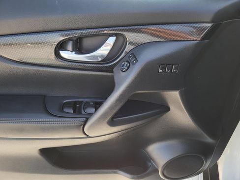 Used 2019 Nissan Rogue SL w/ Premium Package FWD image 16