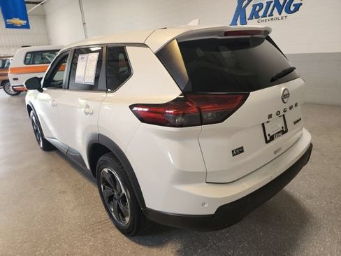 Used 2024 Nissan Rogue SV AWD/4WD image 3