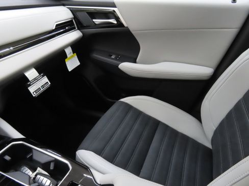 New 2025 Mitsubishi Outlander SE image 19