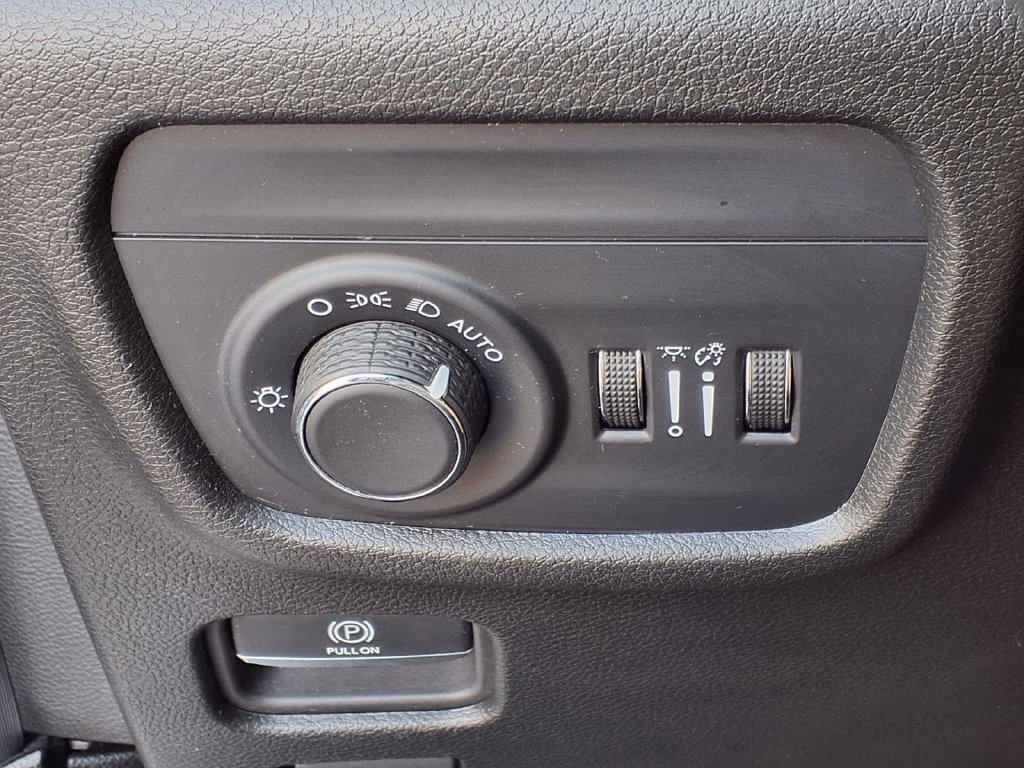 Used 2024 Jeep Grand Cherokee Altitude AWD/4WD image 17