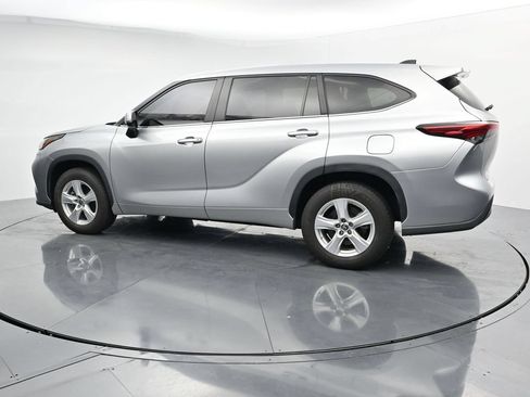 Used 2023 Toyota Highlander LE FWD image 5
