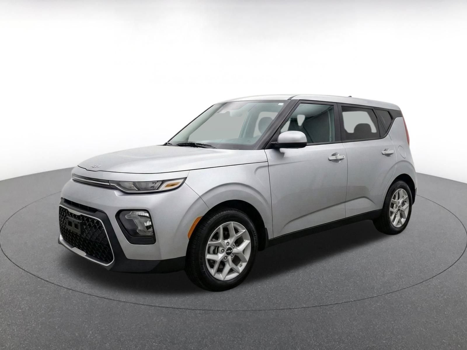 Used 2025 Kia Soul LX w/ LX Technology Package FWD image 3
