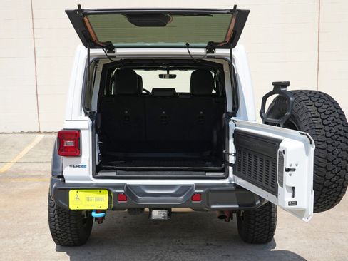 Used 2022 Jeep Wrangler Unlimited Rubicon 4xe w/ Cold Weather Group AWD/4WD image 10