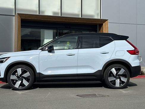 Used 2025 Volvo EX40 Ultra w/ Protection Package Premier image 6