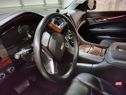 Used 2015 Cadillac Escalade Luxury image 11