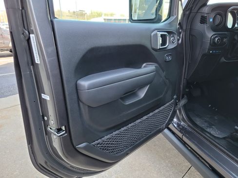 Used 2025 Jeep Wrangler Unlimited Rubicon 4xe w/ Convenience Group AWD/4WD image 6