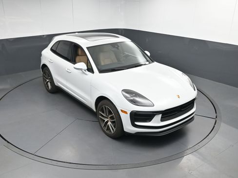 Certified 2025 Porsche Macan image 40