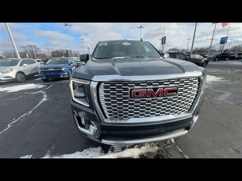 Used 2021 GMC Yukon Denali w/ Denali Premium Package image 3