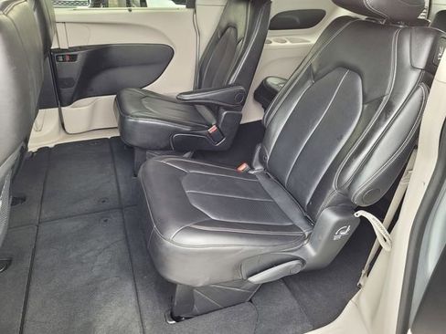 Used 2024 Chrysler Pacifica Touring-L image 17
