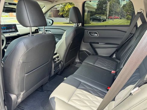 Used 2026 Nissan Rogue Platinum w/ Platinum Premium Package AWD/4WD image 12