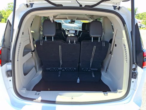 Used 2024 Chrysler Pacifica Touring-L FWD image 28