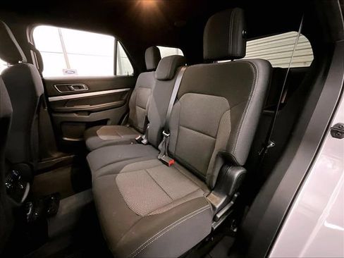 Used 2018 Ford Explorer XLT AWD/4WD image 25